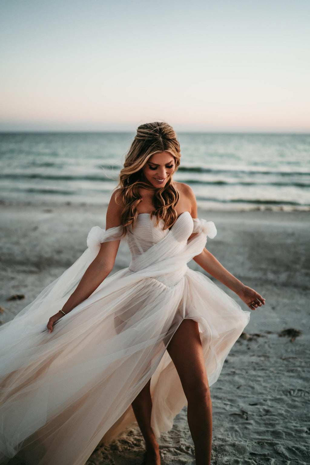 How to Dress for a Beach Wedding How to Dress for a Beach Wedding