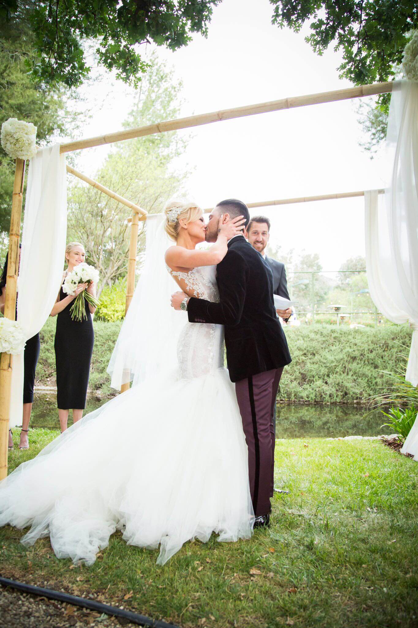 Abbi Cooperman in Galia Lahav Suzanne with her husband at the altar