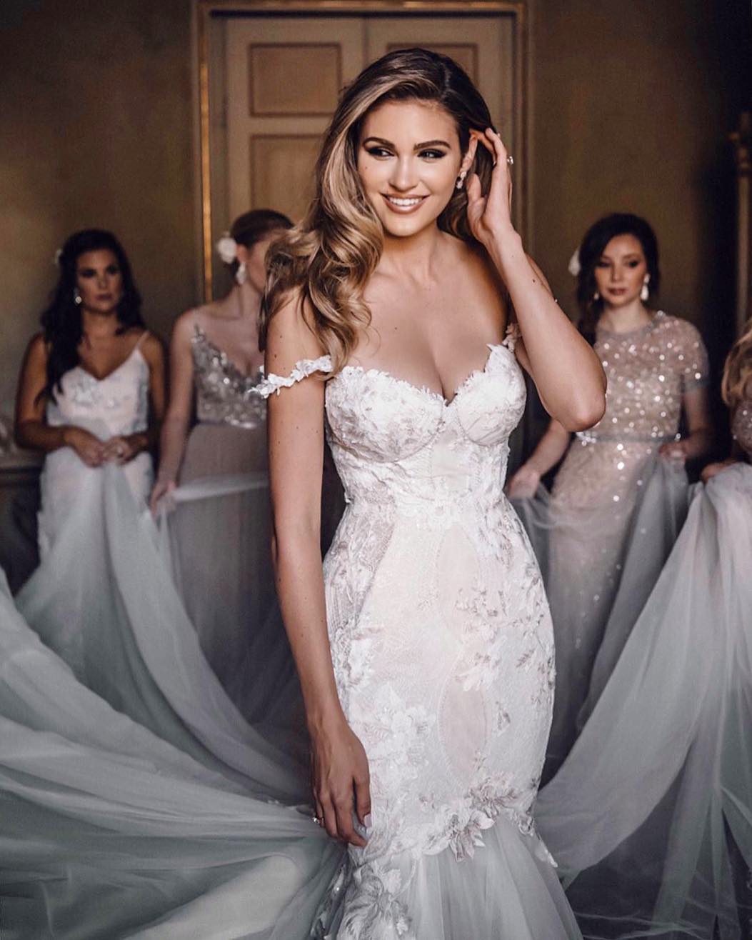 GL Bride Natalie wearing the Tony surrounded by her bridesmaids holding her train 