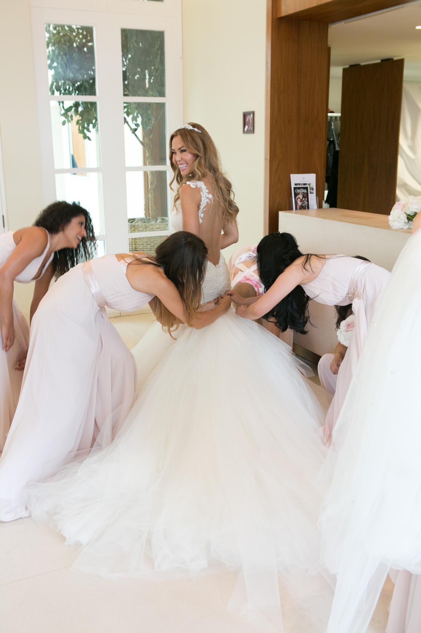 GL Bride Emma wearing the Loretta with her bridesmaids 